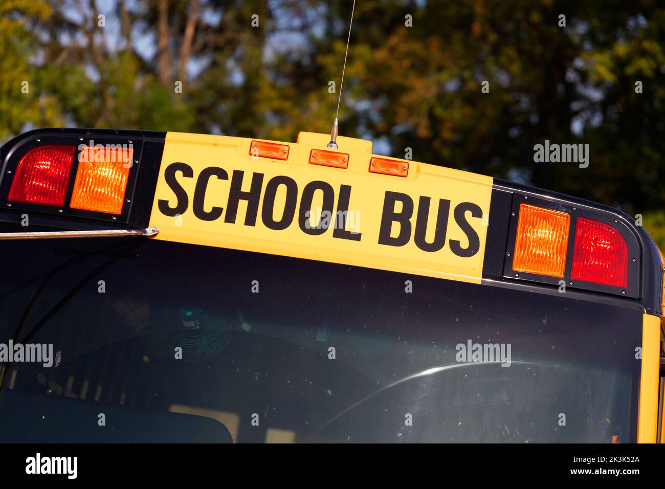 Gelber Schulbus mit neuen bernsteinfarbenen und roten Warnleuchten. Ontario, Kanada. Stockfoto