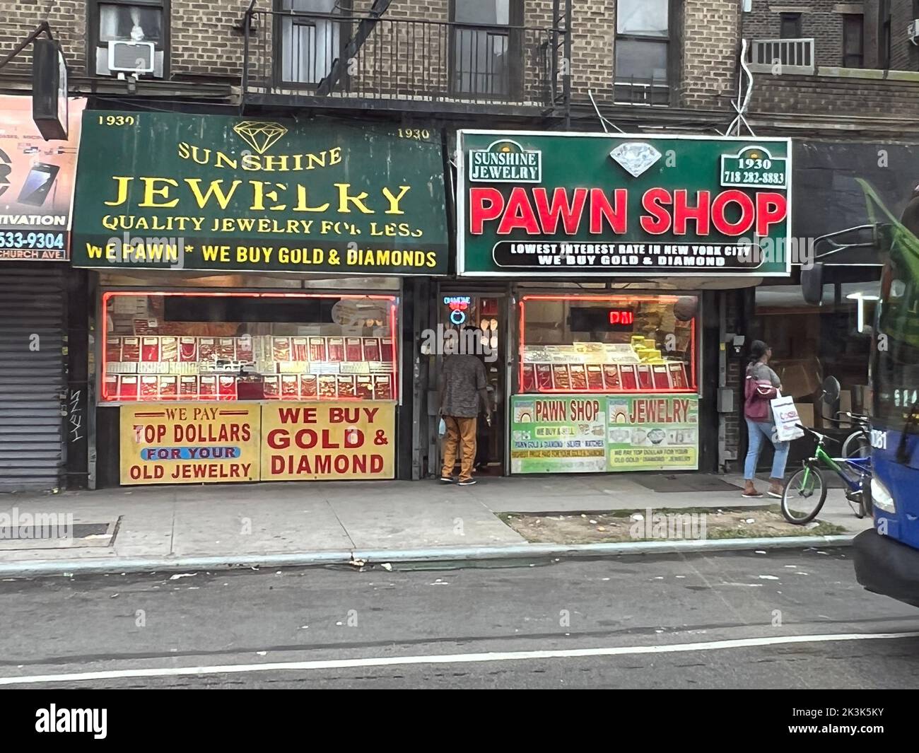 Geschäfte entlang der Church Avenue im Viertel Flatbush in Brooklyn, New York. Stockfoto