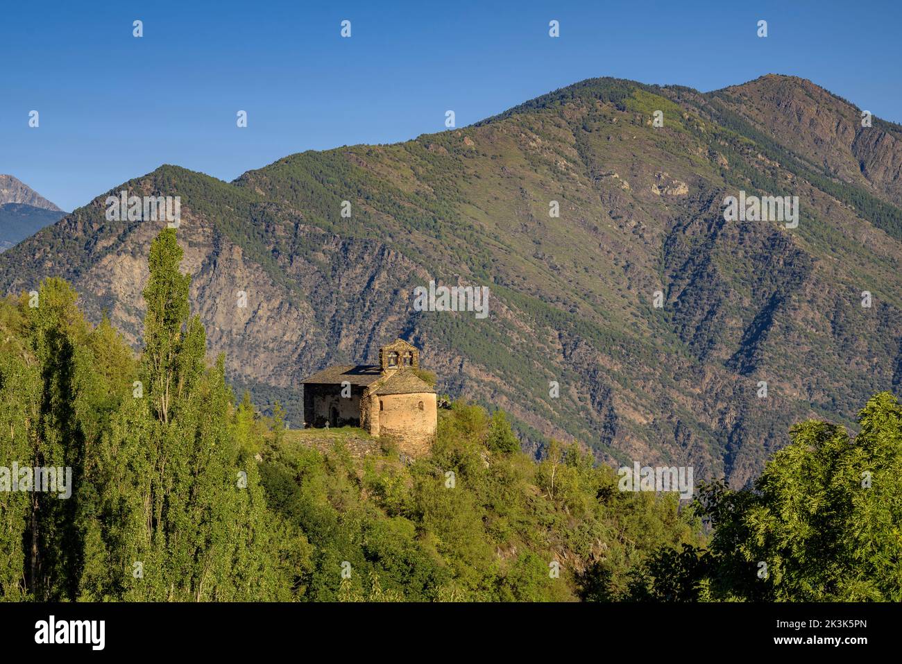 Romanische Kirche Santa Eulàlia in Alendo, im Tal der Coma de Burg, im Naturpark Alt Pirineu (Pallars Sobirà, Lleida, Katalonien, Spanien) Stockfoto