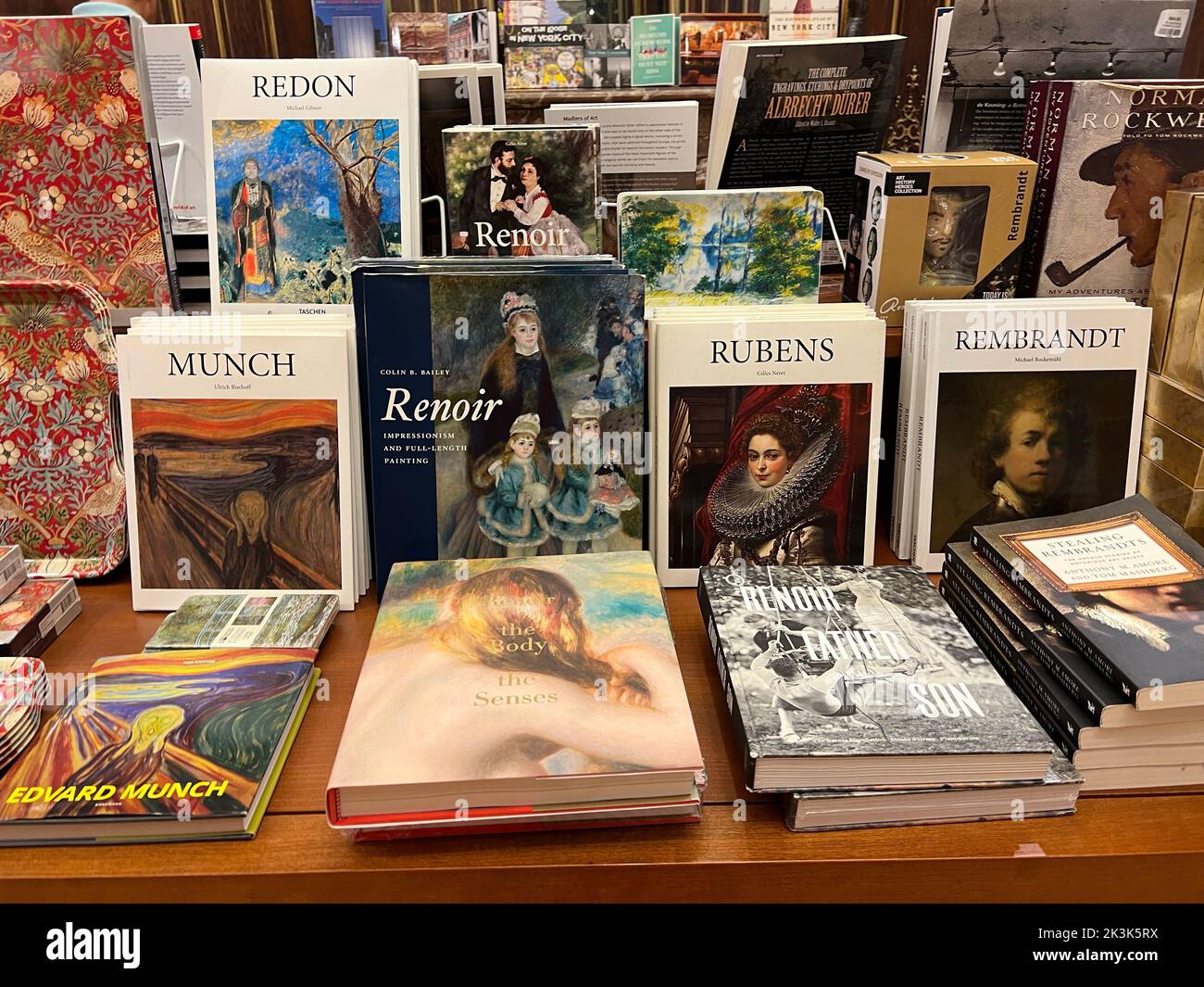 Buchhandlung mit großen europäischen Künstlern wie Renoir, Rembrandt, Durer, Renon, Munch, Rubens und andere. Kunstmuseum, New York City. Stockfoto