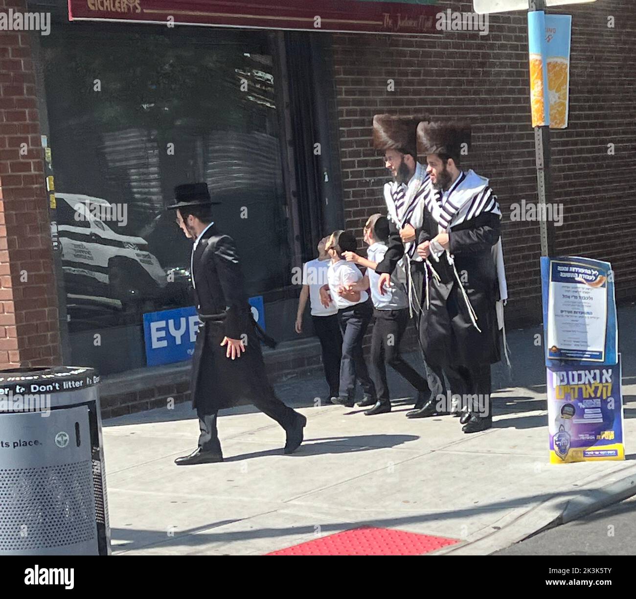 Orthodoxe jüdische Männer, die am Sabbat im Stadtteil Borogh Park in Brooklyn, New York, in die Synagoge gingen. Stockfoto