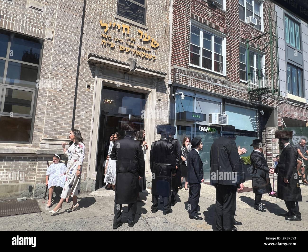Orthodoxe jüdische Männer, die am Sabbat im Stadtteil Borogh Park in Brooklyn, New York, in die Synagoge gingen. Stockfoto
