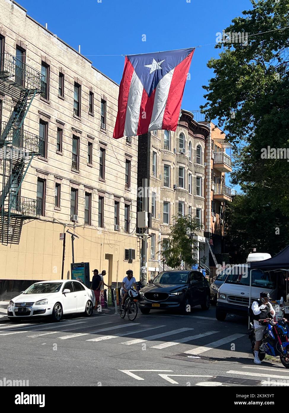 Puerto-ricanische Flagge, die hoch im hispanischen Teil des Sunset Park-Viertels entlang der 5. Avenue in Brooklyn, New York, fliegt. Stockfoto