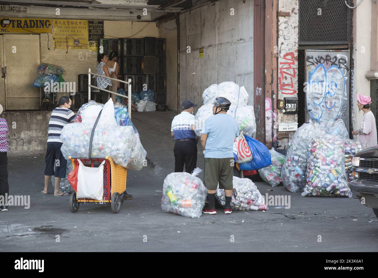 Bei einem Austausch im Sunset Park-Viertel von Brooklyn, New York, warten die Leute darauf, in Plastikflaschen und Aluminiumdosen zu kassieren. Stockfoto