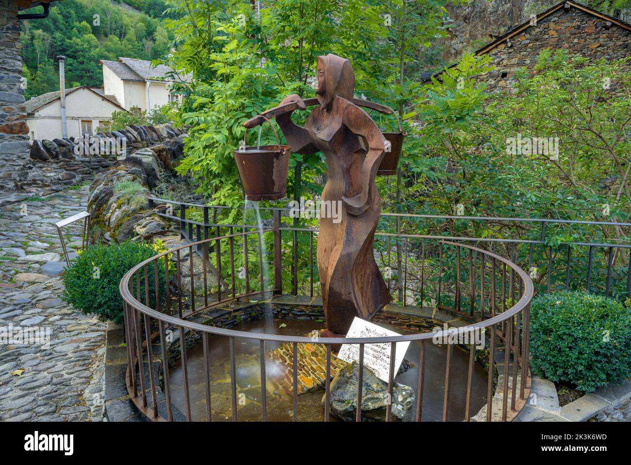 Skulptur der Aiguadora, einer Frau, die Wasser trägt, von Anselm Cabús im Jahr 2010 gemacht und befindet sich neben der romanischen Brücke von Tavascan Catalonia Spain Stockfoto