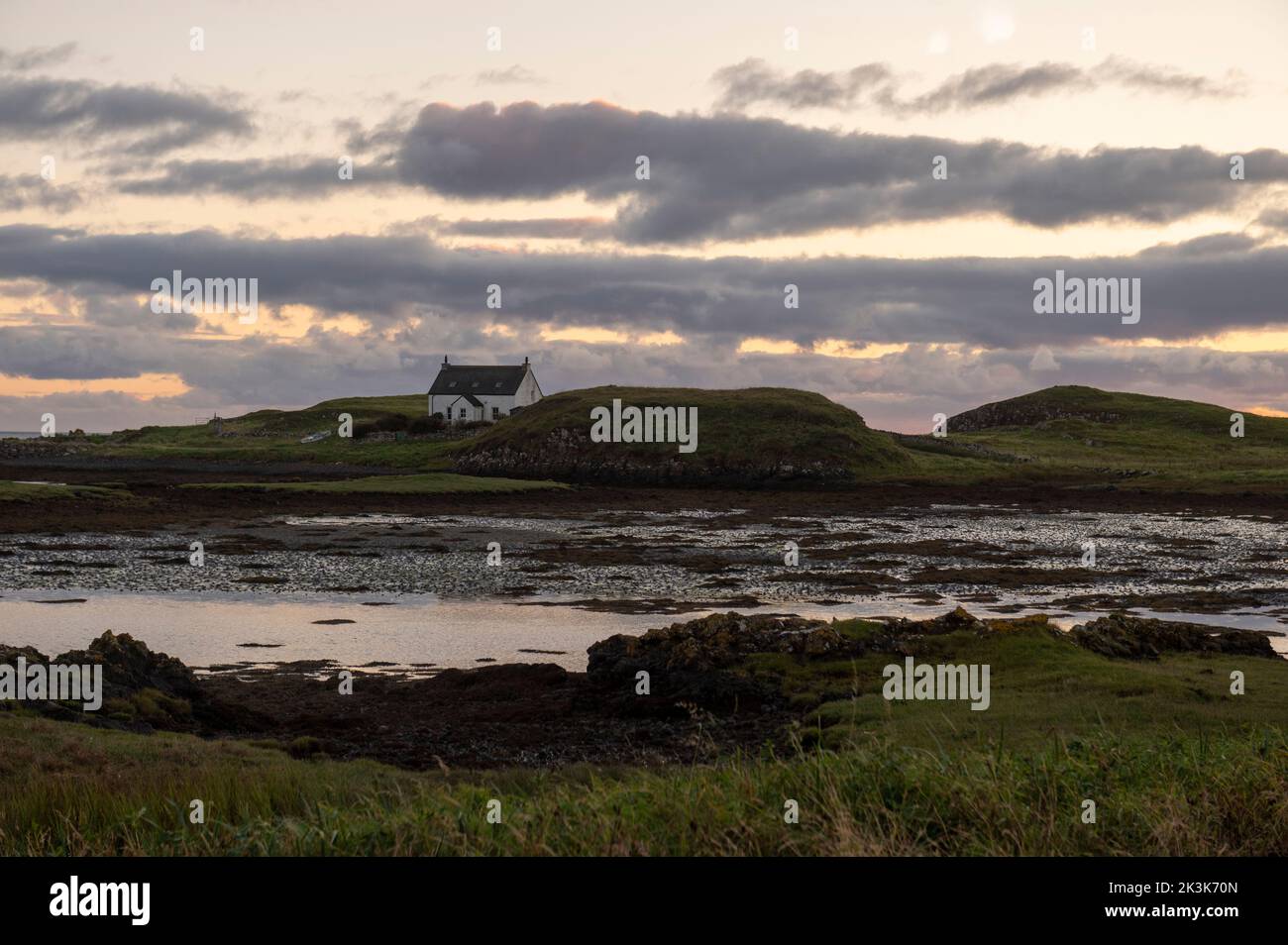 September 2022: Isle of Canna, Inner Hebrides, Schottland Ein kleines Haus mit Blick auf die Bucht von Sanday Stockfoto