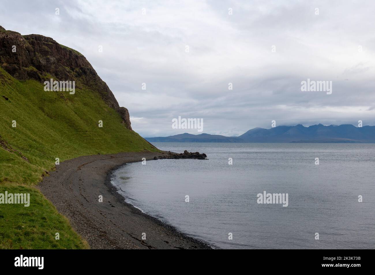 September 2022: Isle of Canna, Inner Hebrides, Schottland der Strand unter dem Compass Hill mit den Black Cuillins in der Ferne Stockfoto