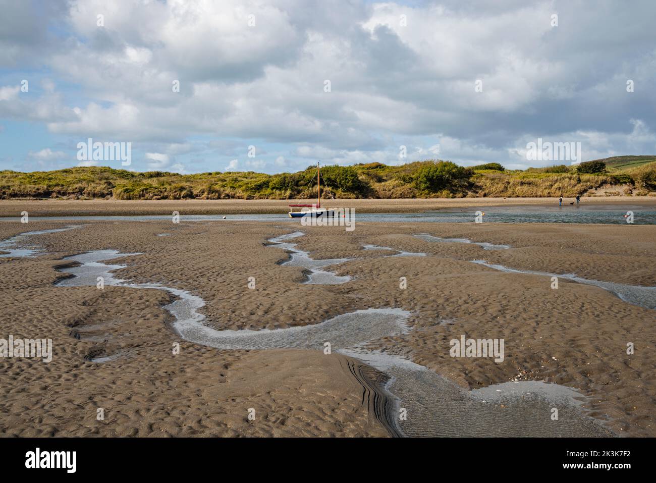 Ebbe an der Mündung des Flusses Nervern in Newport, Pembrokeshire, Wales. Stockfoto