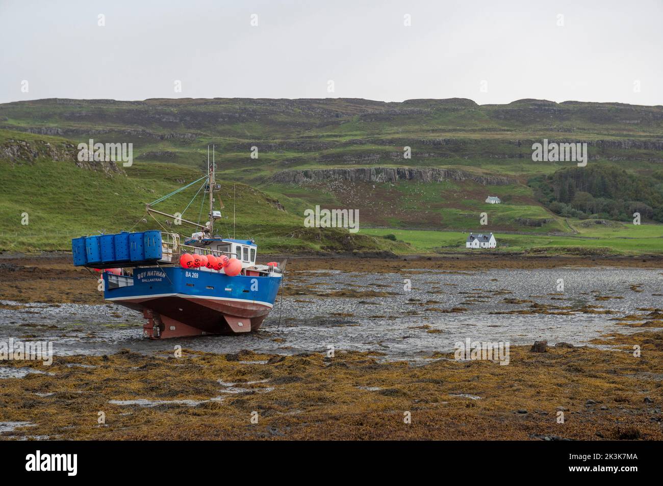 September 2022: Isle of Canna, Inner Hebrides, Schottland Ein Fischerboot in der Bucht bei Ebbe Stockfoto