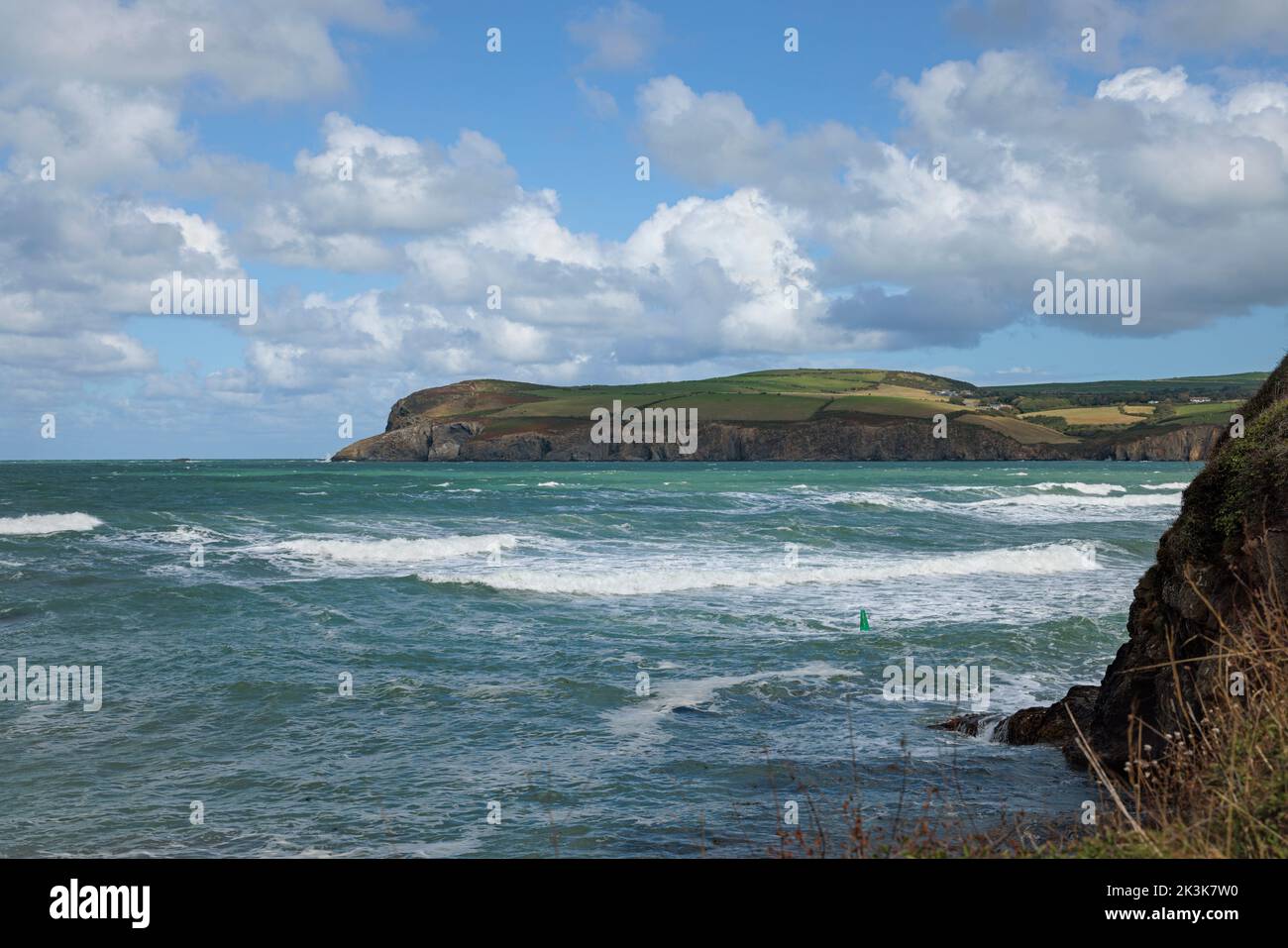 Winddwept Newport Bay in Pembrokeshire, Wales. Stockfoto