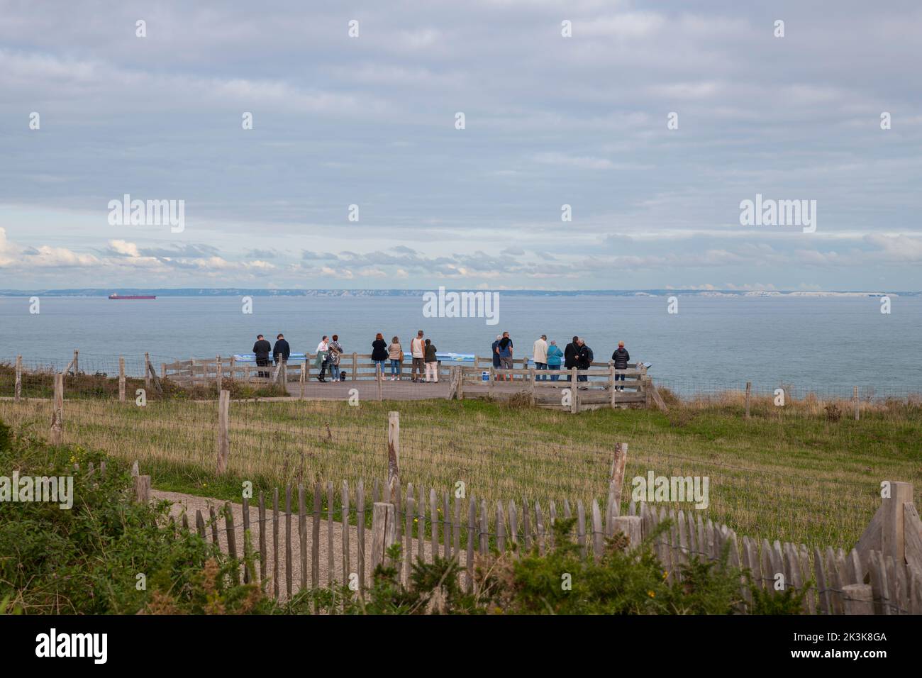 Touristen am Aussichtspunkt auf Cap Gris-Nez in frankreich mit england als Hintergrund Stockfoto