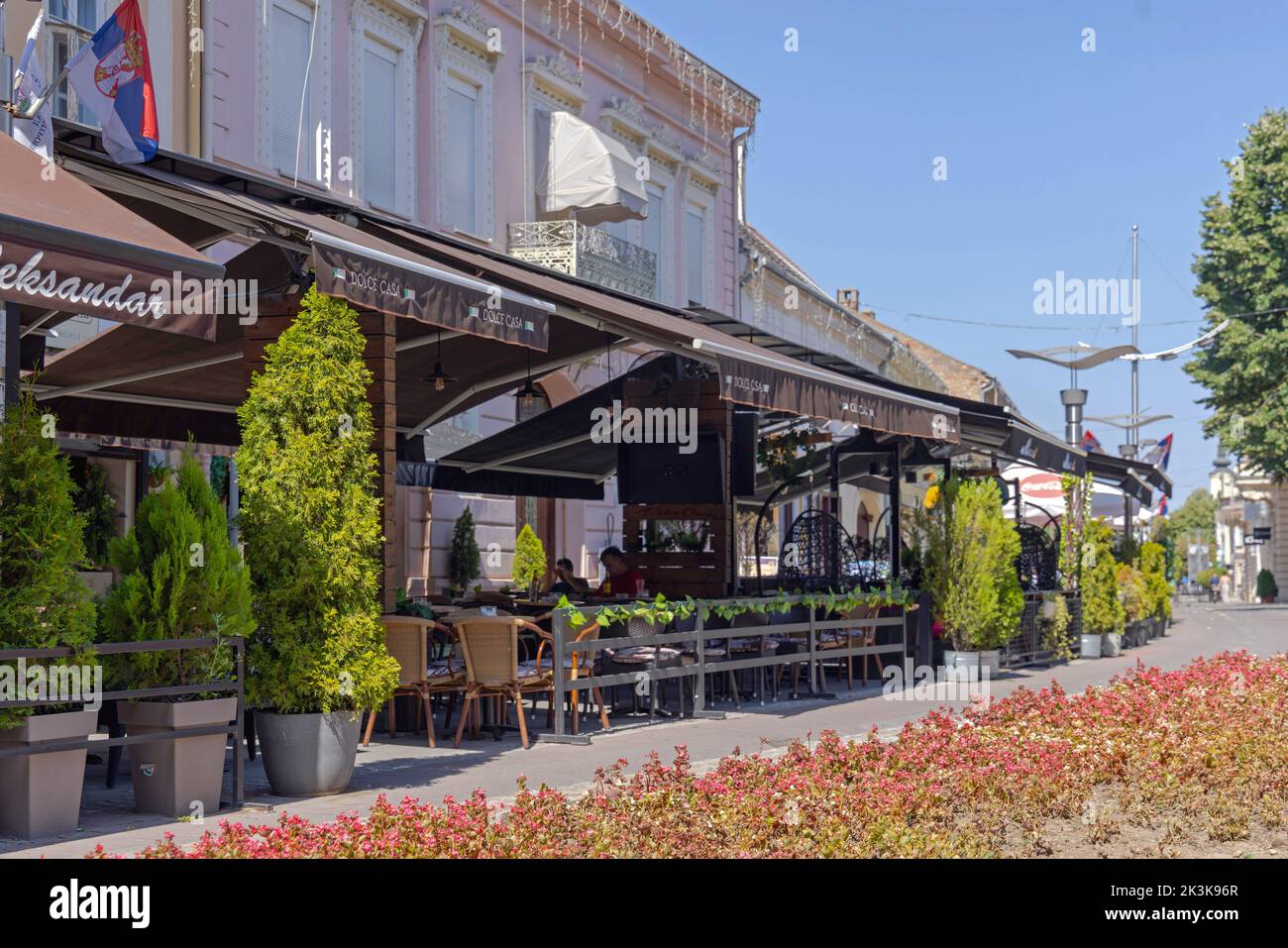 Sremska Mitrovica, Serbien - 22. Juli 2022: Dolce Casa Kaffee und Kuchen auf dem Stephansplatz im Stadtzentrum sonniger, heißer Sommertag. Stockfoto