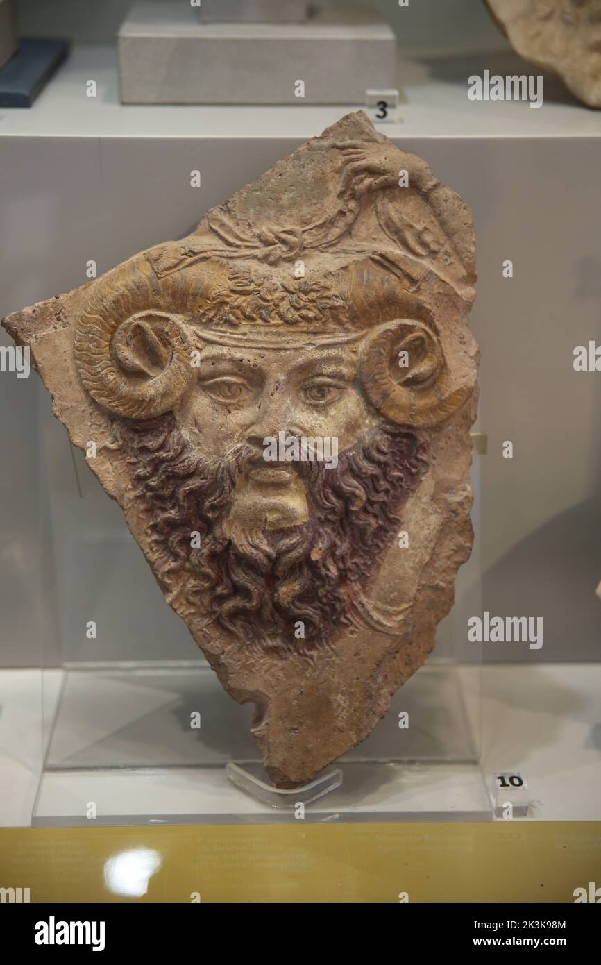 Fragment einer Tonplatte mit Jupiter Ammon. 1. Jahrhundert A.D. Polycrhrome Terrakotta. Barracco Museum für antike Skulptur. Rom. Italien. Stockfoto
