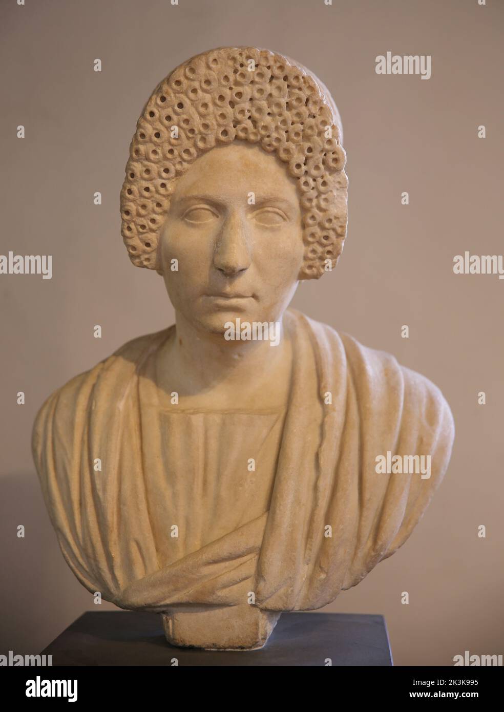 Büste einer Frau. Ende 1.-Anfang 2. Jahrhundert D. Insular Marmor. Barracco Museum für antike Skulptur Stockfoto