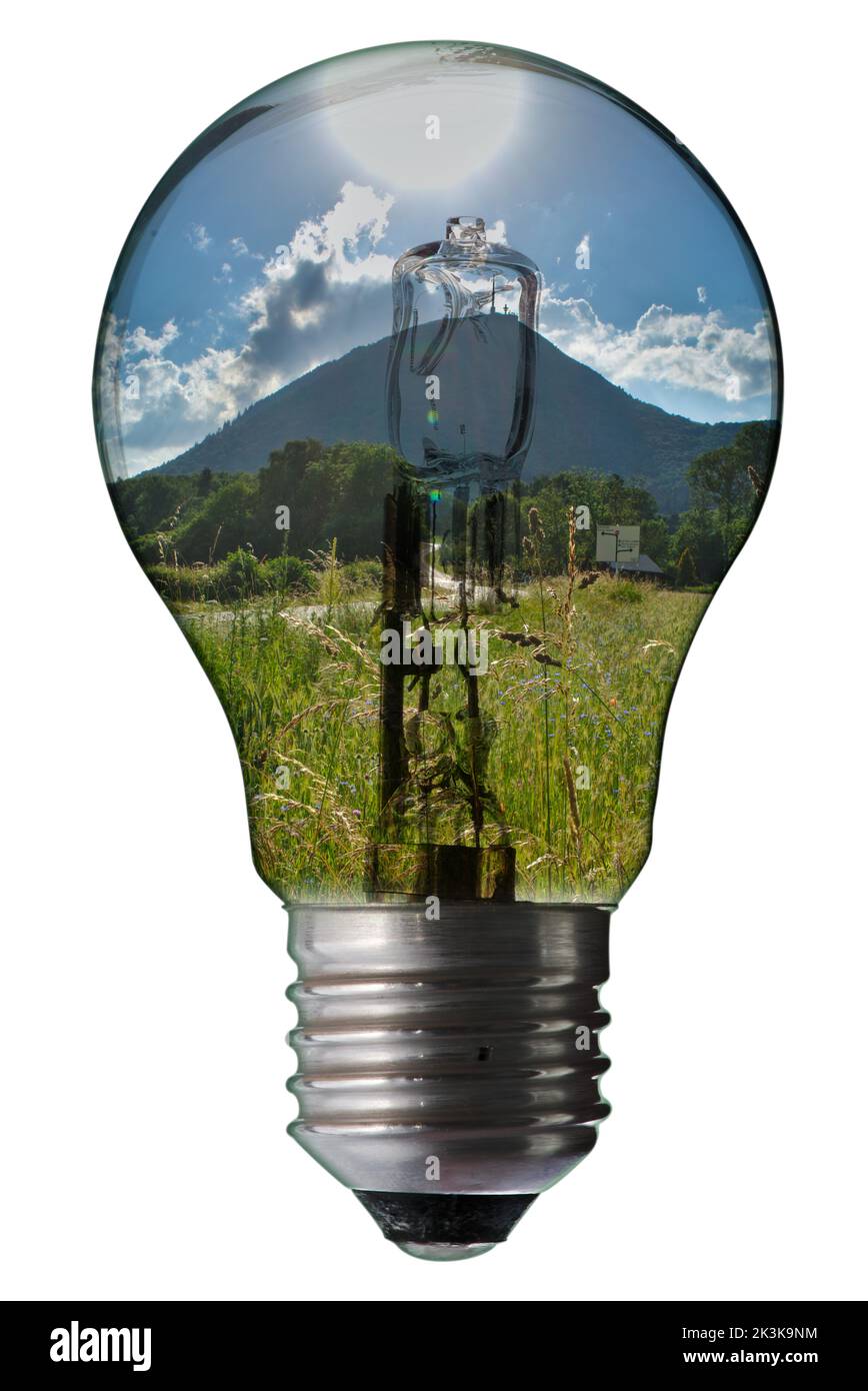 Illustration zum Thema Sonnenenergie mit einem Berg im Hintergrund und einer Glühbirne in Transparenz Stockfoto