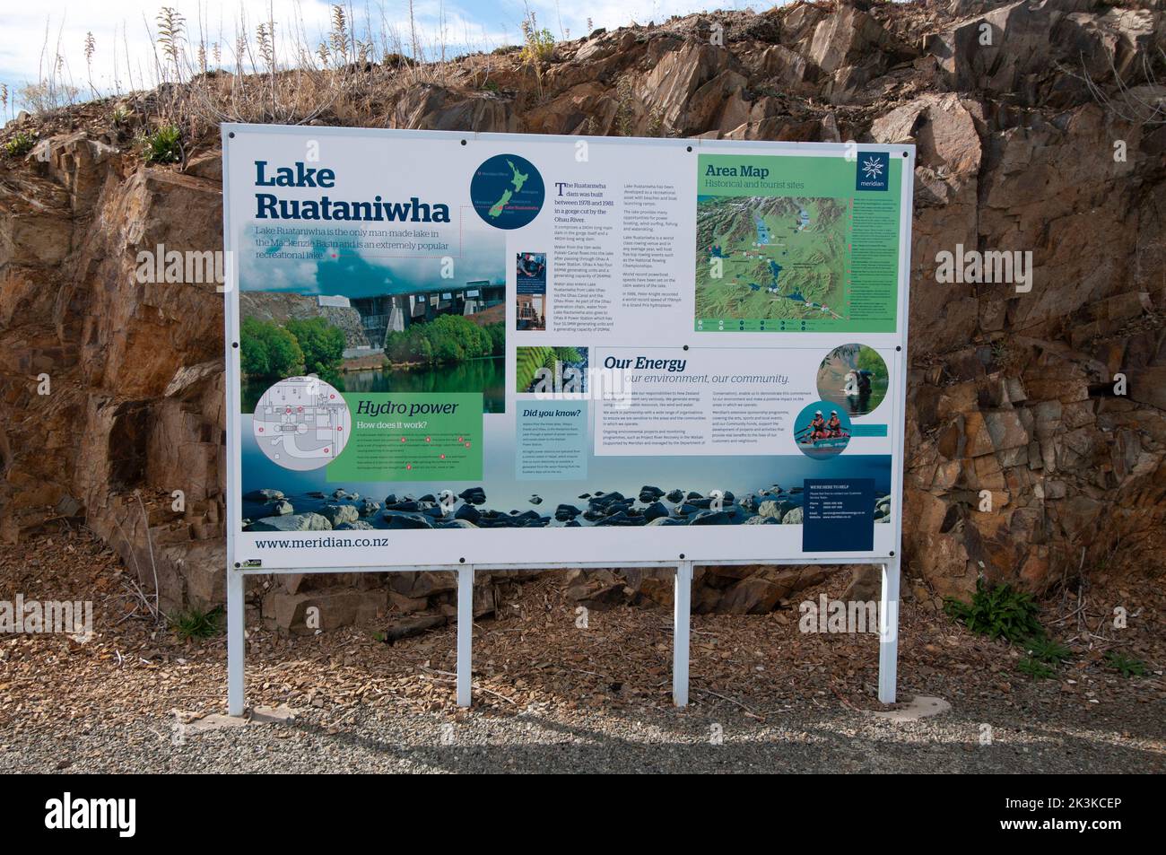 Eine öffentliche Informationstafel am künstlichen See Ruataniwha befindet sich in der Nähe der kleinen Stadt Twizel auf der Südinsel Neuseelands. Stockfoto