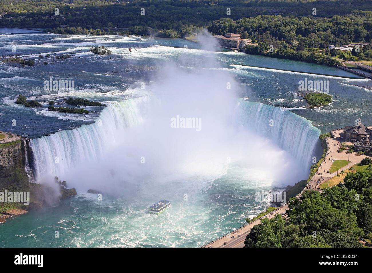 Luftaufnahme der Horseshoe Falls einschließlich der Maid of the Mist-Yacht, die auf dem Niagara River, an der kanadischen und der US-amerikanischen Grenze segelt Stockfoto
