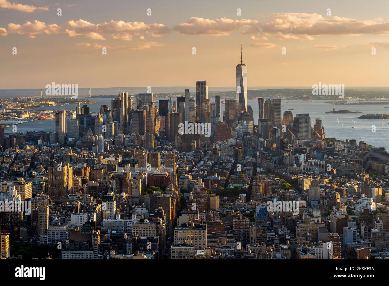 Luftaufnahme der Skyline von Lower Manhattan bei Sonnenuntergang, Manhattan, New York, USA Stockfoto