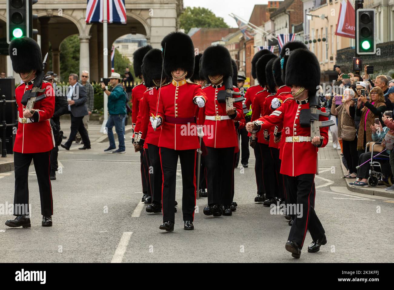 Windsor, Großbritannien. 27.. September 2022. Nummer 12 Company Irish Guards kommen, um an der Wachablösung im Schloss Windsor teilzunehmen. Kredit: Mark Kerrison/Alamy Live Nachrichten Stockfoto