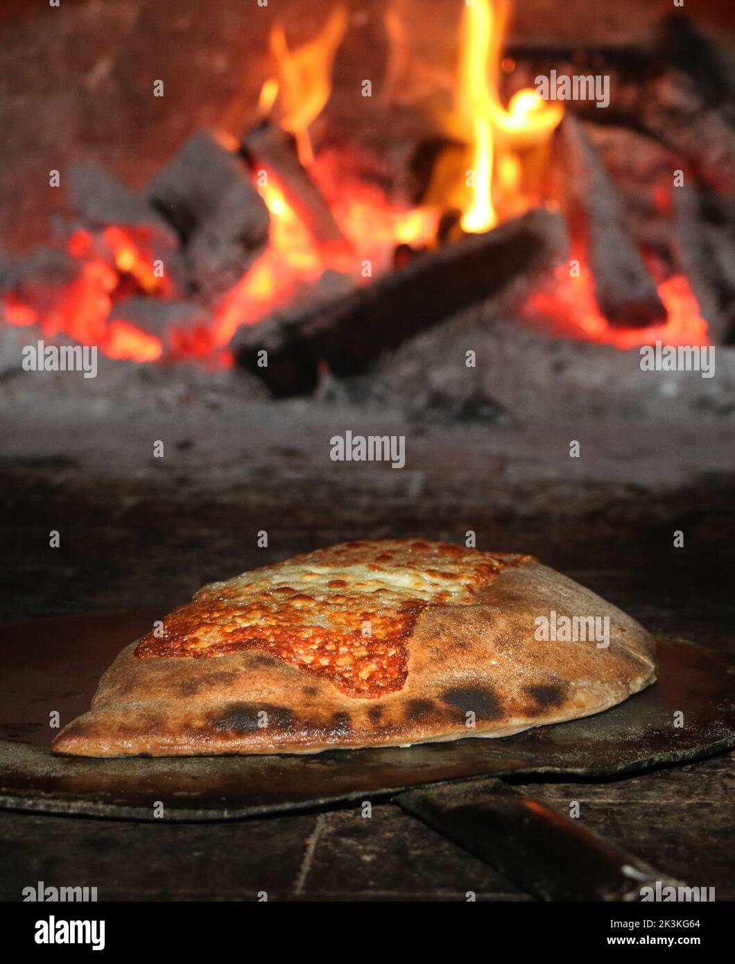 calzone assando em forno a lenha Stockfoto