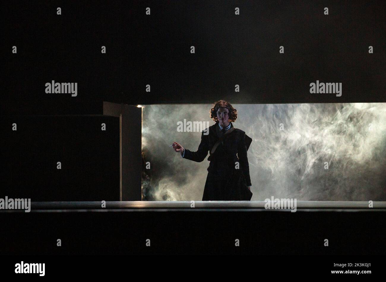 Simone Damberg Wurzt (Polly) in PEAKY BLINDERS: THE REDEMPTION OF THOMAS SHELBY presented by Ballet Rambert at the Birmingham Hippodrome, Birmingham, England 28/09/2022 geschrieben und für die Bühne adaptiert von Steven Knight Musik: Roman GianArthur Musikleitung: Yaron Engler Dramaturgie: KAITE O’Reilly Bühnenbild: Moi Tran Kostüme: Richard Gellar Beleuchtung: Natasha Chivers kämpft: Adrian Palmer choreographiert & Regie: Benoit Swan Pouffer Stockfoto