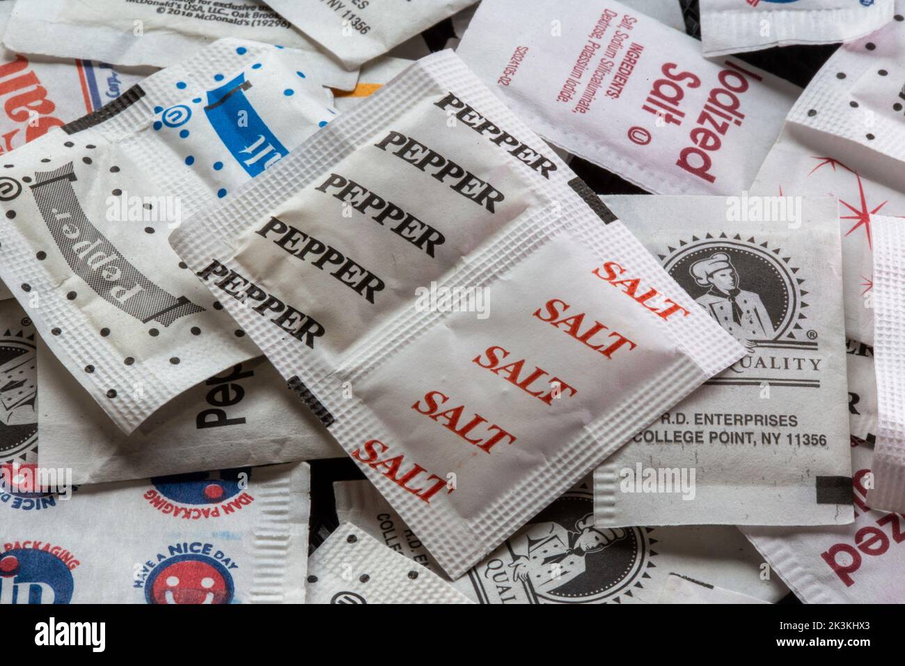 Nahaufnahme von Salz- und Pfefferpackungen, 2022, USA Stockfoto