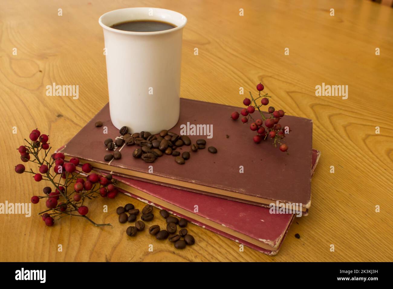 Das Stillleben einer Tasse schwarzen Kaffees auf einem Stapel alter Bücher Stockfoto