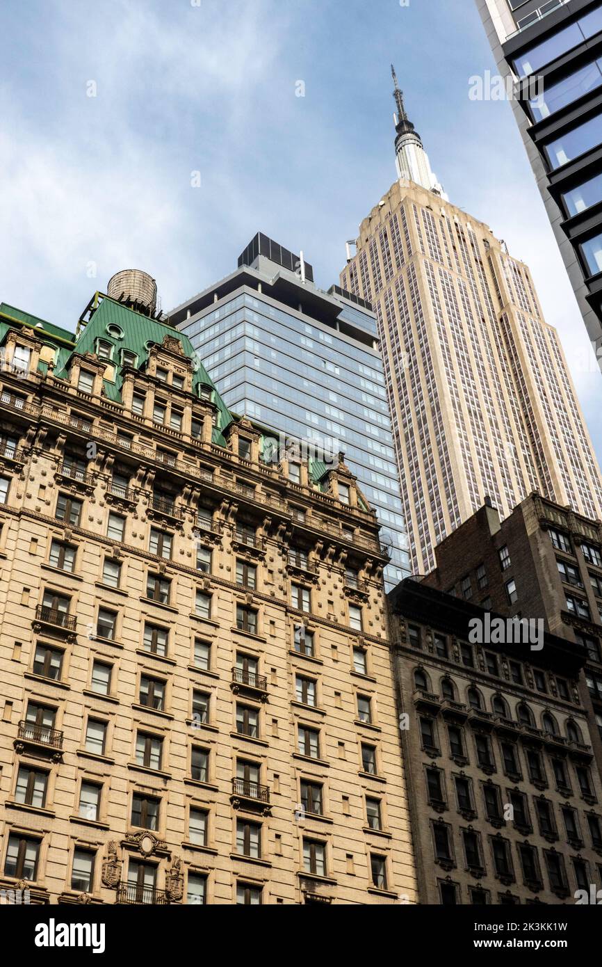 Das Empire State Building thront hinter dem Radisson Martinique Hotel im französischen Renaissance-Stil in New York City, USA, 2022 Stockfoto