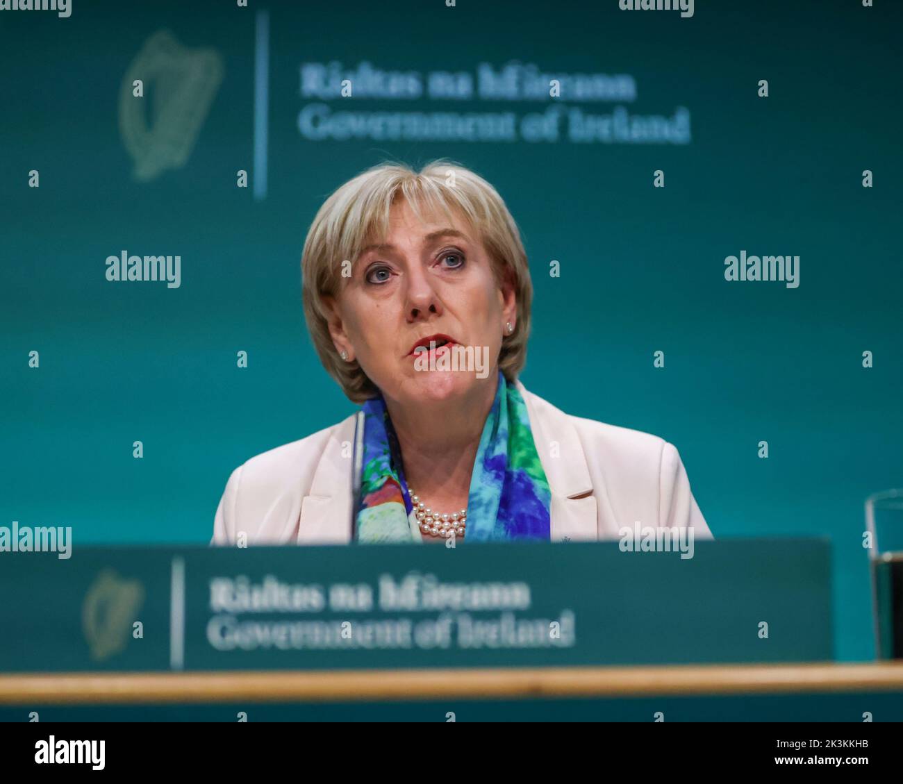 Heather Humphreys, irische Ministerin für Sozialschutz und Ministerin für ländliche und gemeinschaftliche Entwicklung, kündigt den Sozialschutzhaushalt in Regierungsgebäuden in Dublin an. Bilddatum: Dienstag, 27. September 2022. Stockfoto