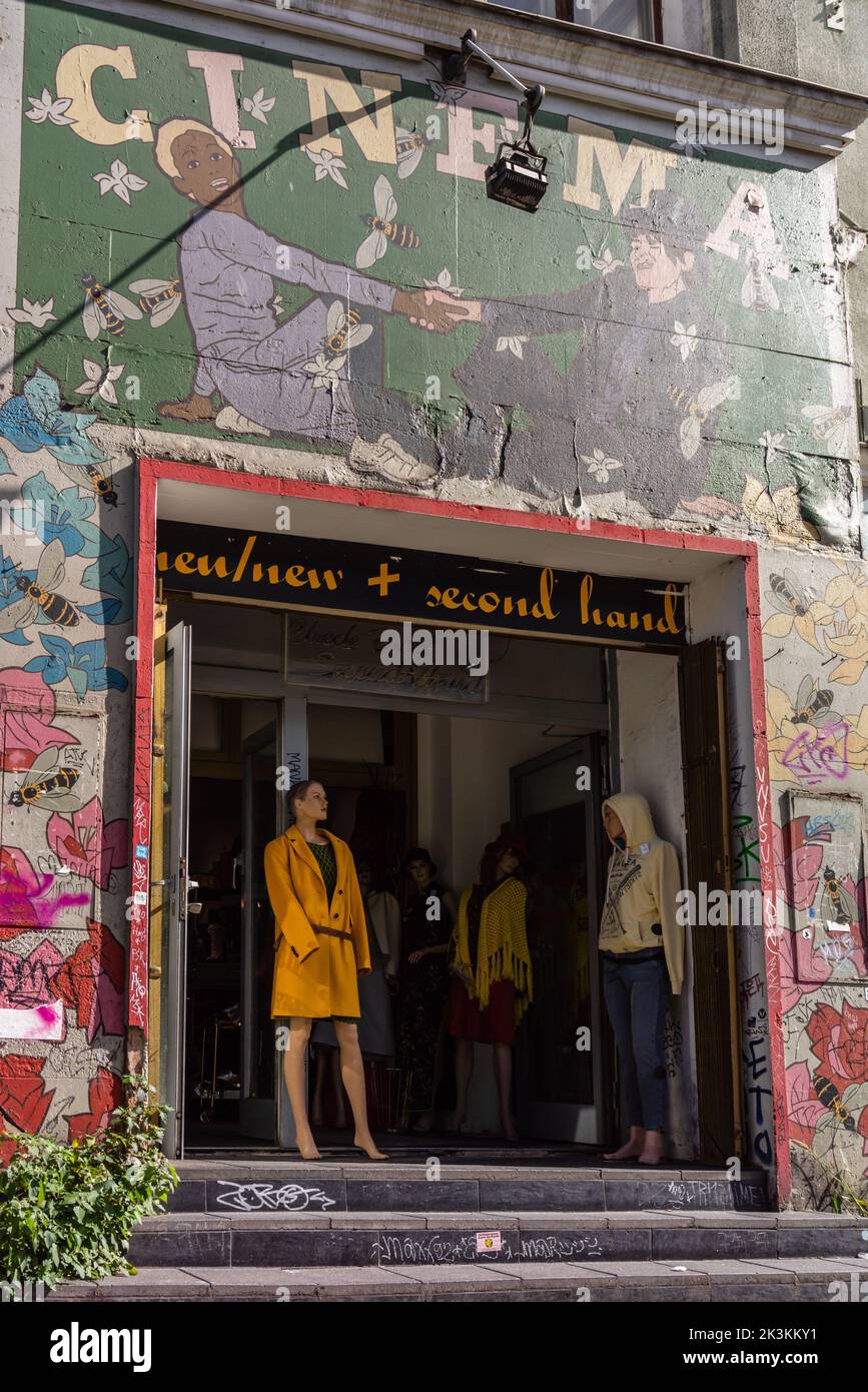 Neu / New+ Second Hand Shop am Mehringdamm, Berlin, Deutschland, Europa Stockfoto