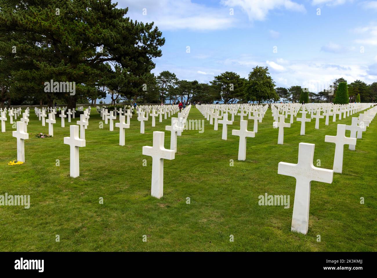 Reihen von Grabsteinen auf dem amerikanischen Kriegsfriedhof, Omaha Beach, Colville-sur-Mer, Calvados, Normandie, Frankreich. Stockfoto