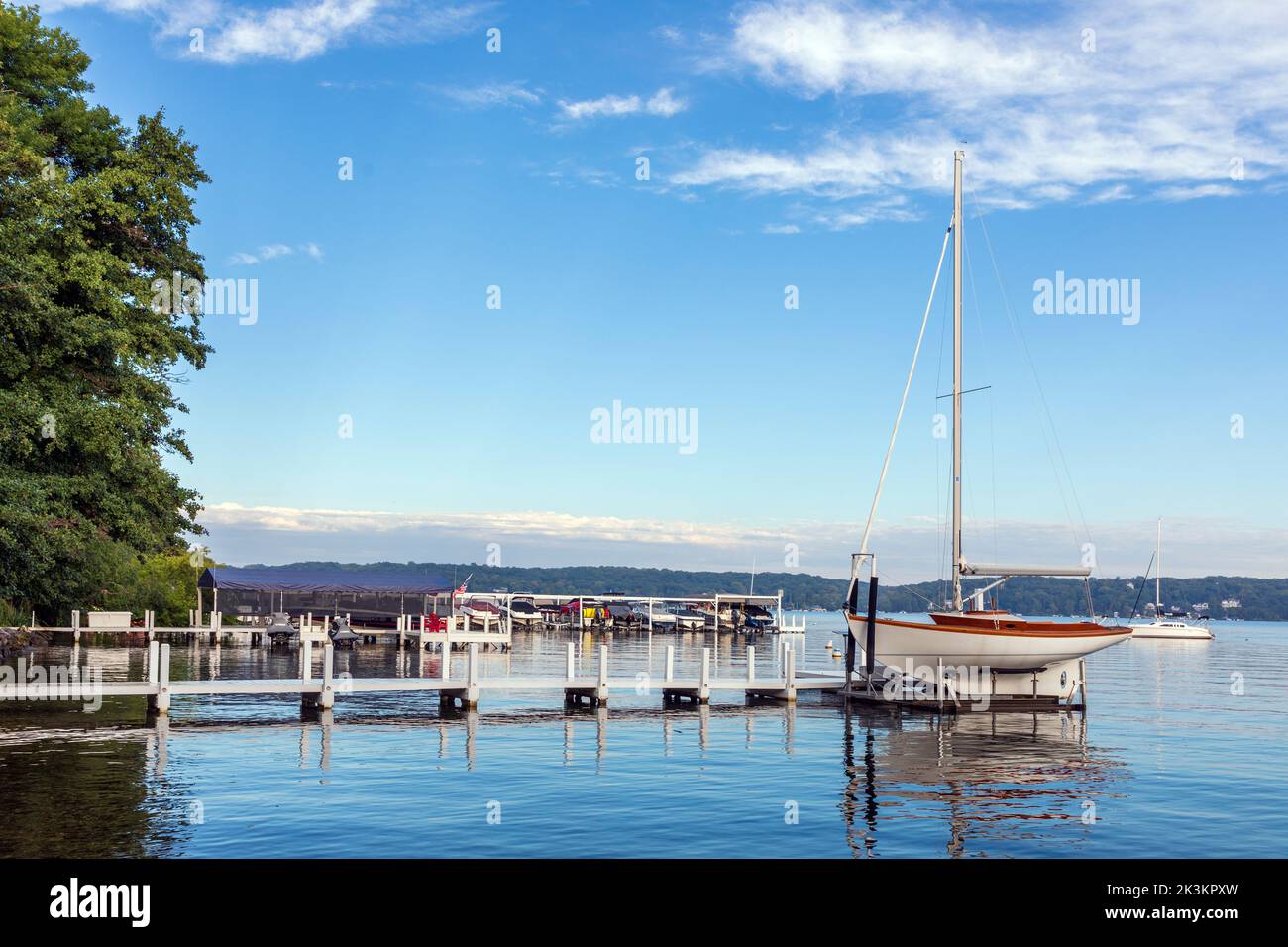 Kleiner hölzerner Pier mit privater Yacht, am frühen Morgen am Genfer See, Wisconsin, Amerika. Stockfoto
