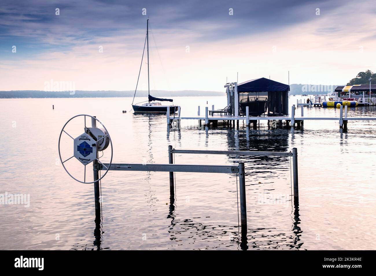 Kleiner hölzerner Pier mit privater Yacht, am frühen Morgen am Genfer See, Wisconsin, Amerika. Stockfoto