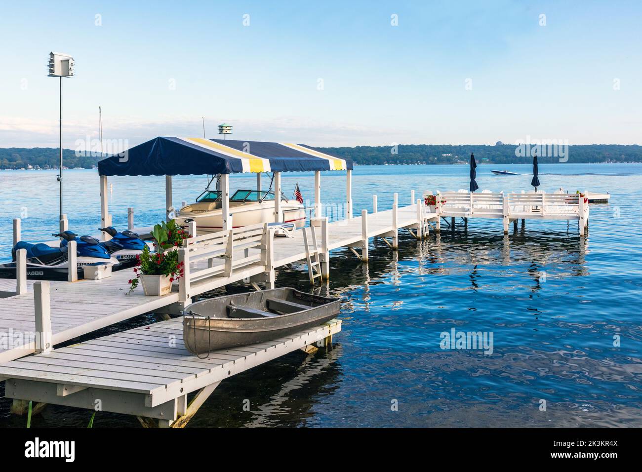Kleiner hölzerner Pier mit privater Yacht, am frühen Morgen am Genfer See, Wisconsin, Amerika. Stockfoto