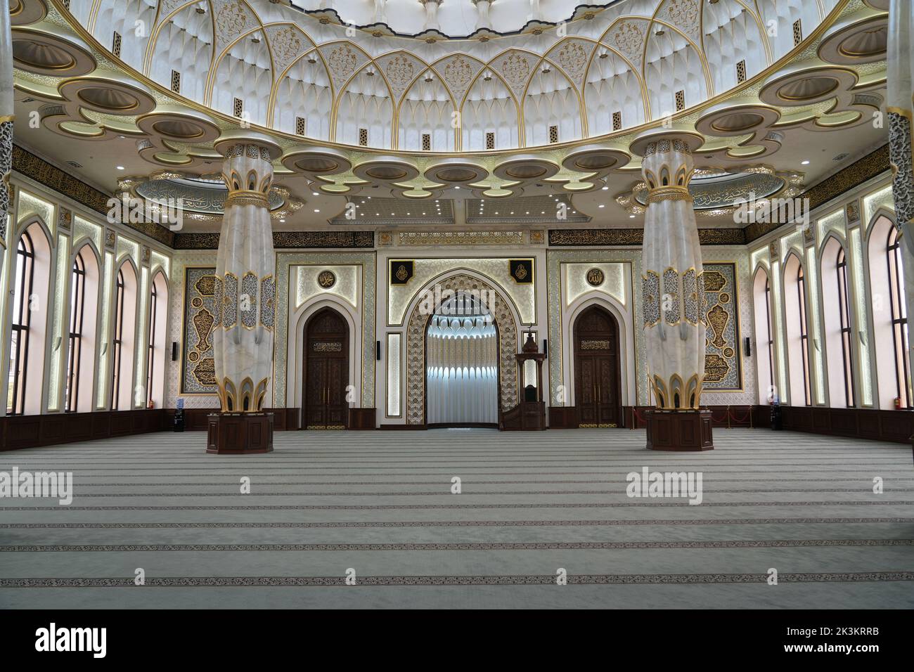 Das Innere der Rakat-Moschee nach dem Wiederaufbau in Rakat, Bezirk Yakkasaroy, Taschkent, Usbekistan Stockfoto