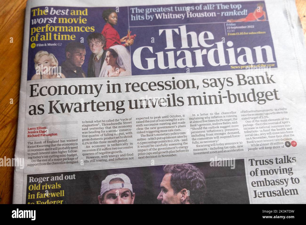 „Die Wirtschaft befindet sich in einer Rezession, sagt die Bank, als Kwarteng Mini-Budget enthüllt“, titelt die Zeitung Guardian auf der Titelseite Artikel der britischen Wirtschaft vom 23. September 2022 Großbritannien Stockfoto