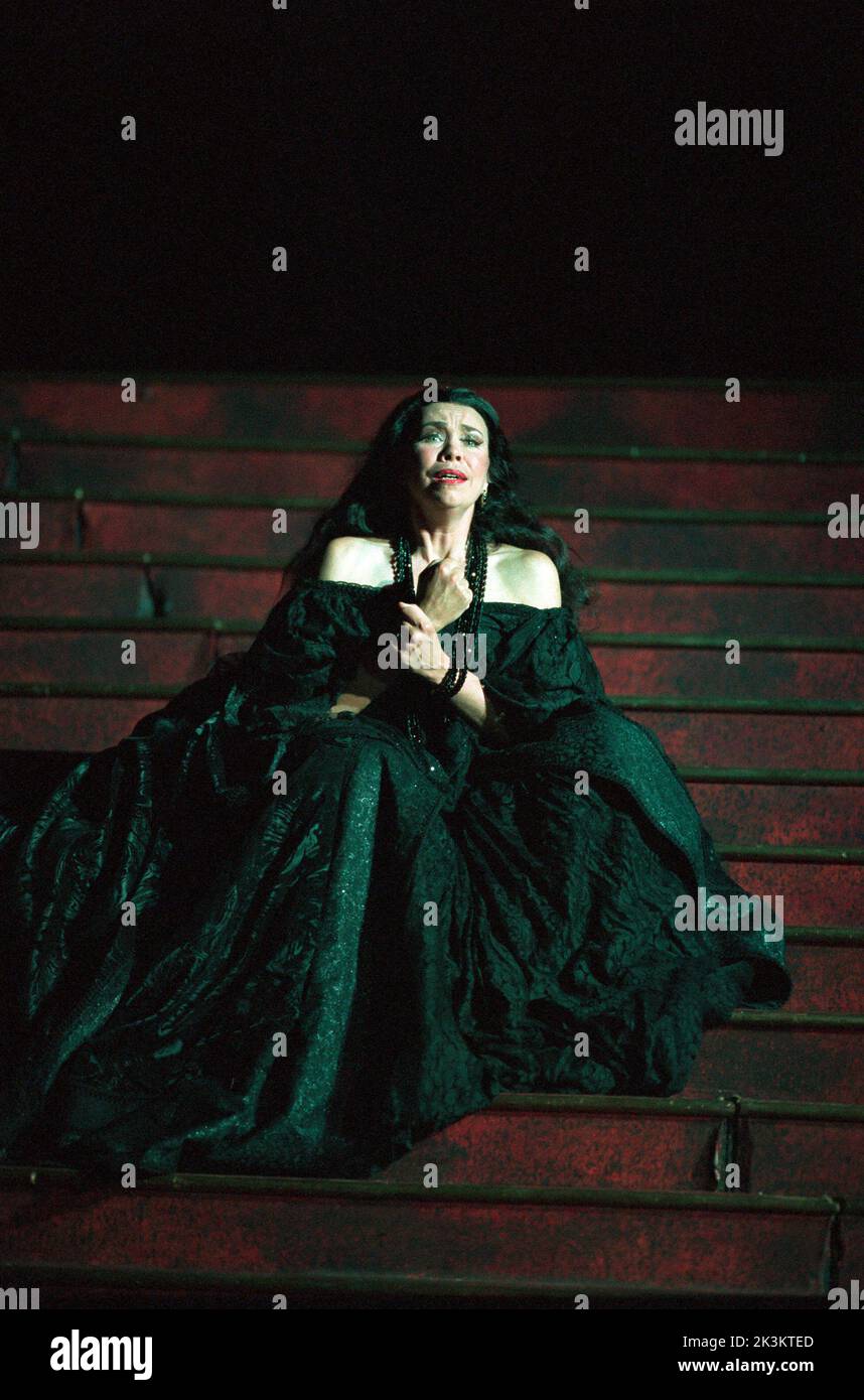 Sally Burgess (Amneris) in AIDA von Giuseppe Verdi an der Opera North, Grand Theatre, Leeds, England 12/09/1997 Libretto: Antonio Ghislanzoni Dirigent: Giuliano Carella Regie & Design von Philip Choreografie durchsuchen: Geoffrey Cauley Beleuchtung: Gerry Jenkinson Stockfoto