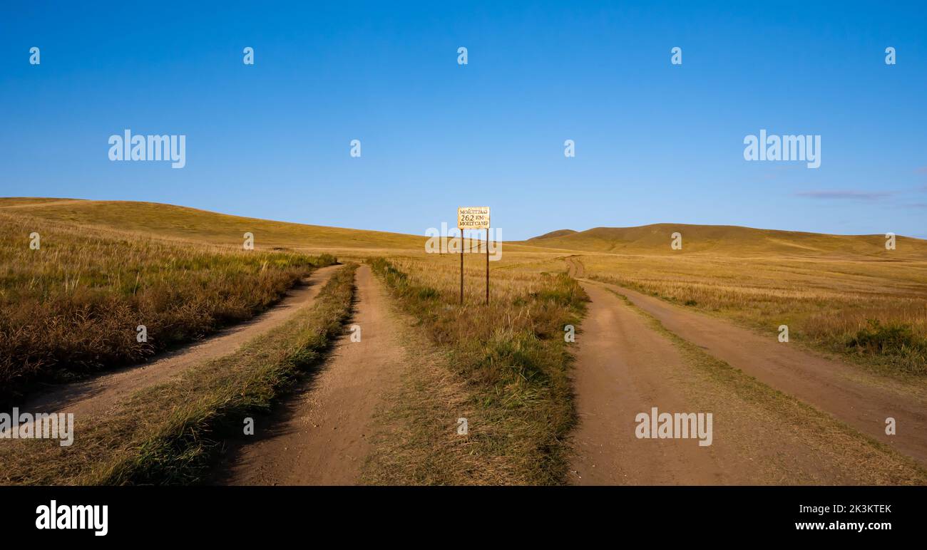 Steppengraslandschaft & Schild zum Moilt Camp, Hustai oder Khustain Nuruu National Park Naturschutzgebiet, Tov Provinz, Mongolei, Asien Stockfoto