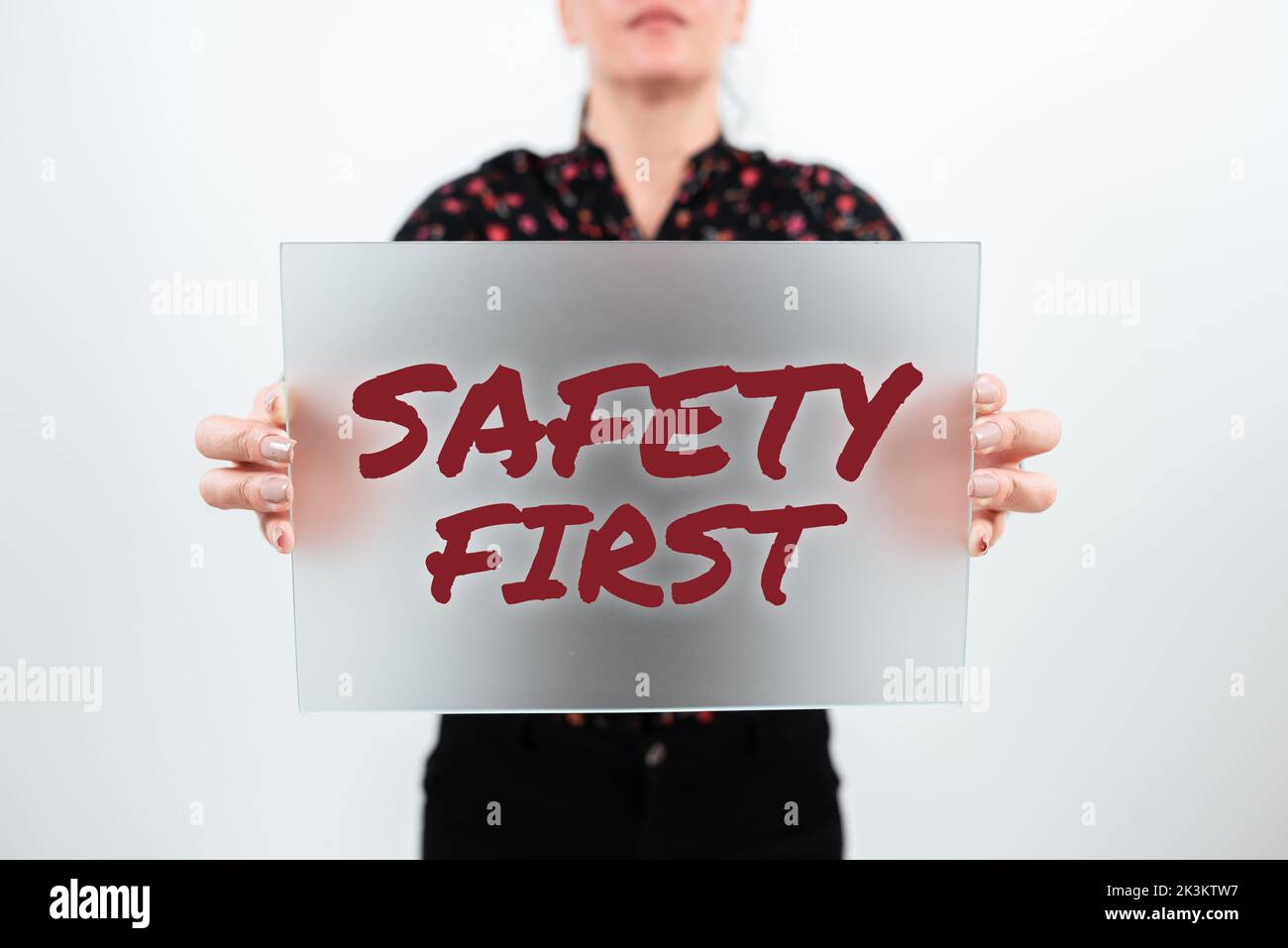 Schild mit der Meldung „Sicherheit zuerst“. Business Showcase Vermeiden Sie unnötige Risiken sicher leben Vorsicht walten lassen Stockfoto