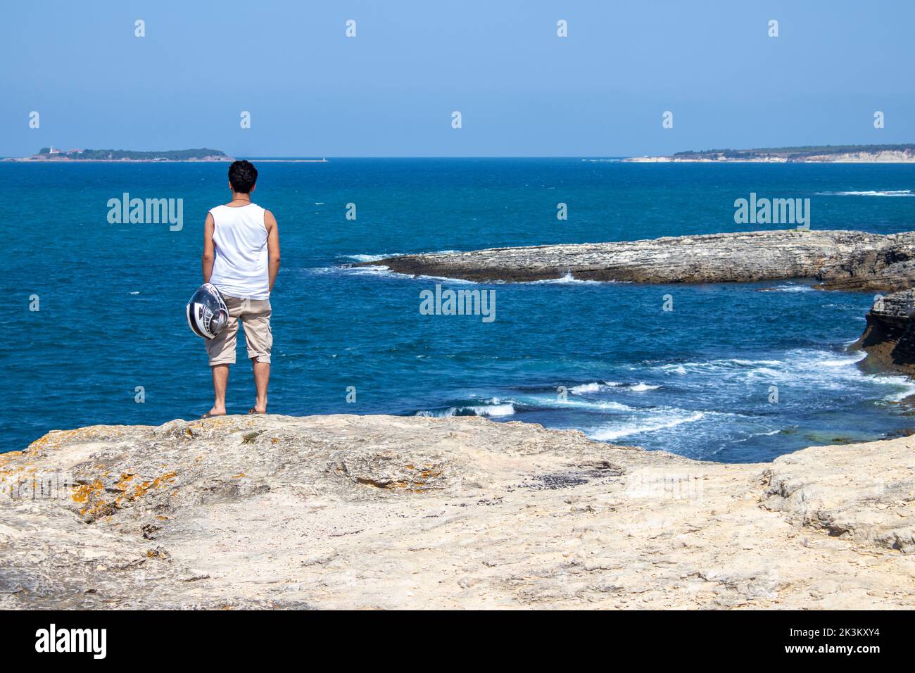 Mann, der von hohen Klippen auf das Meer blickt. Das Rauschen heftiger Wellen auf den Felsen. Raue Wellen des Schwarzen Meeres im Hintergrund. Kocaeli Kefken Pi Stockfoto