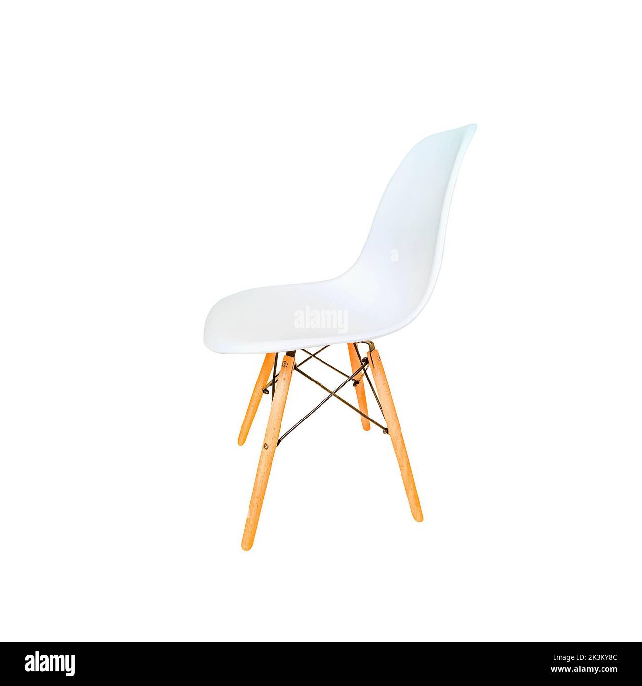 Weißer moderner Stuhl mit Holzbeinen isoliert auf weißem Hintergrund. Seitenansicht Stockfoto
