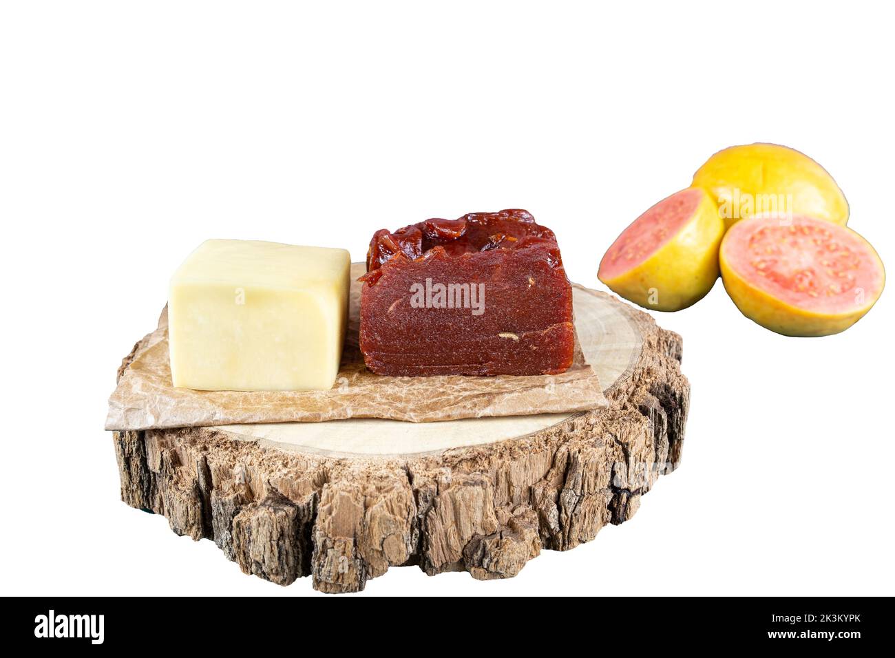 Nahaufnahme von Guava süß mit Käse auf einem Holzbrett, neben einem fruit white Hintergrund. Stockfoto