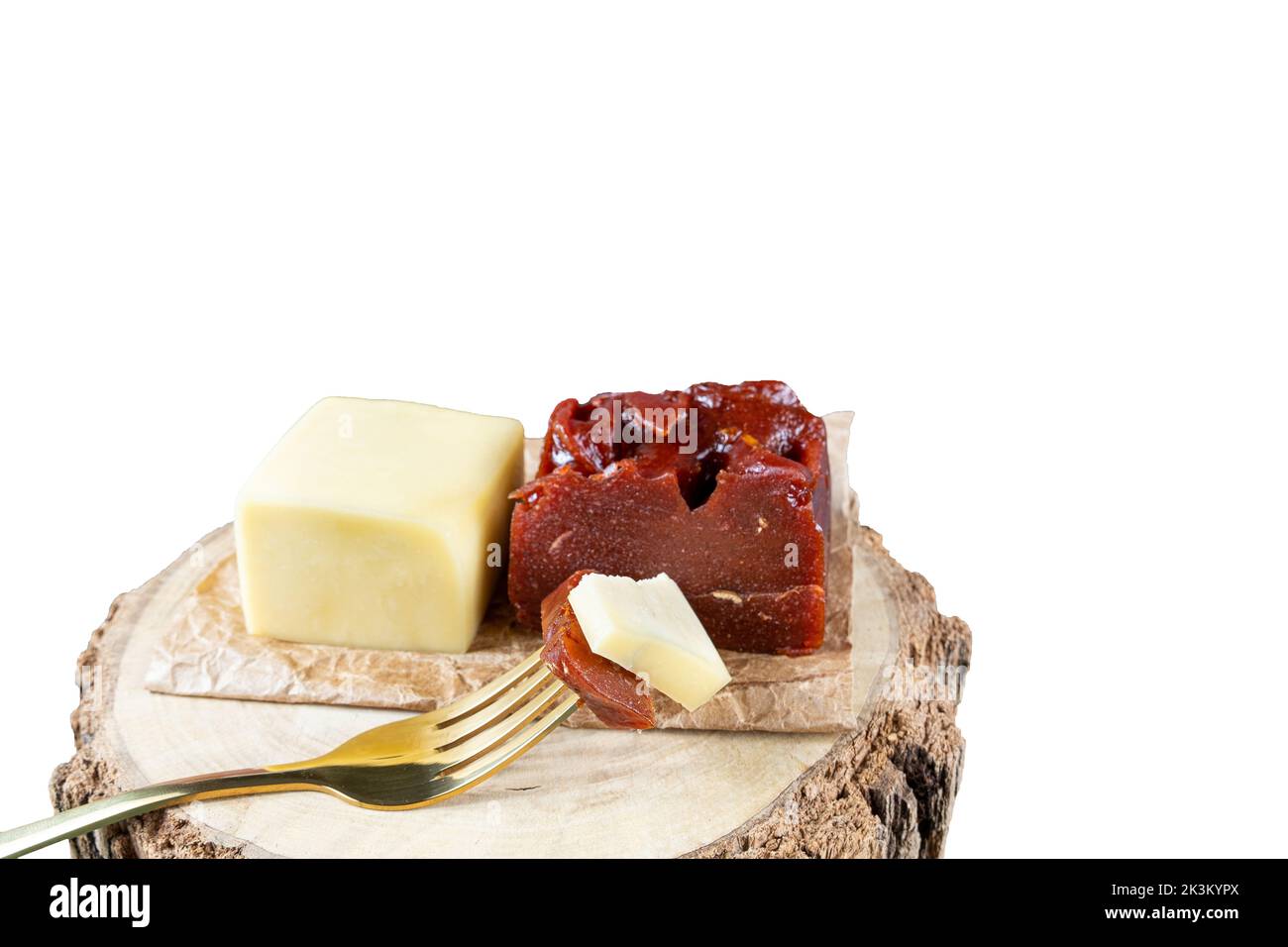 Gabel mit Stücken von Guava süß mit Käse auf einem hölzernen Board white Hintergrund. Stockfoto