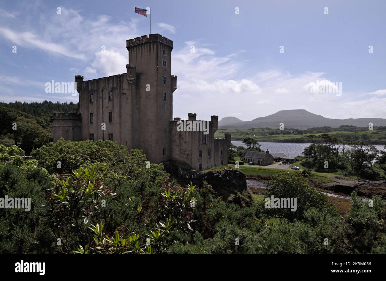 Das Schloss vom rhododendhron-Spaziergang im Dunvegan Castle, Isle of Skye, Schottland. Stockfoto