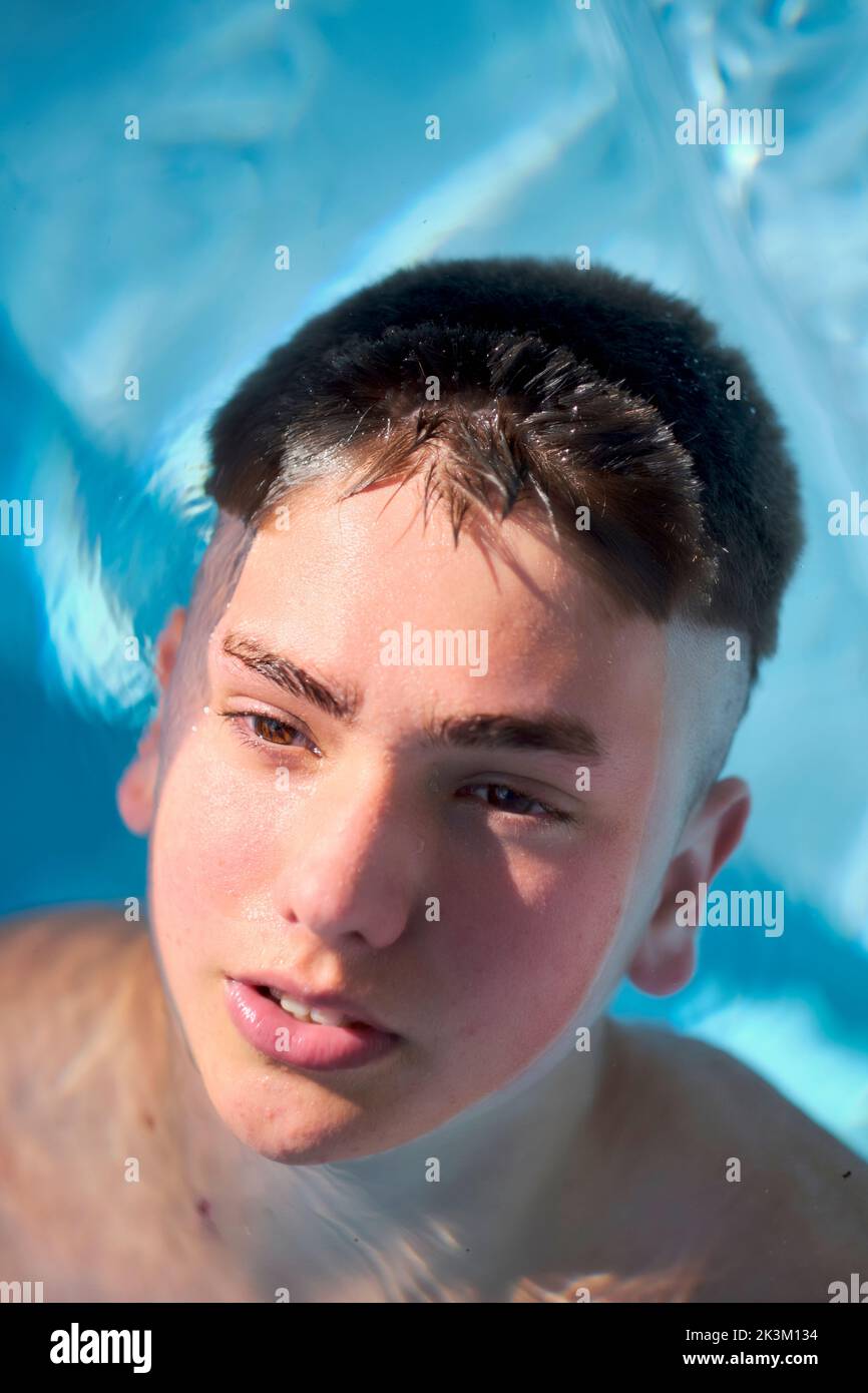 Porträt eines jungen kaukasischen Jungen im Sommer im Schwimmbad. Lifestyle-Konzept. Stockfoto
