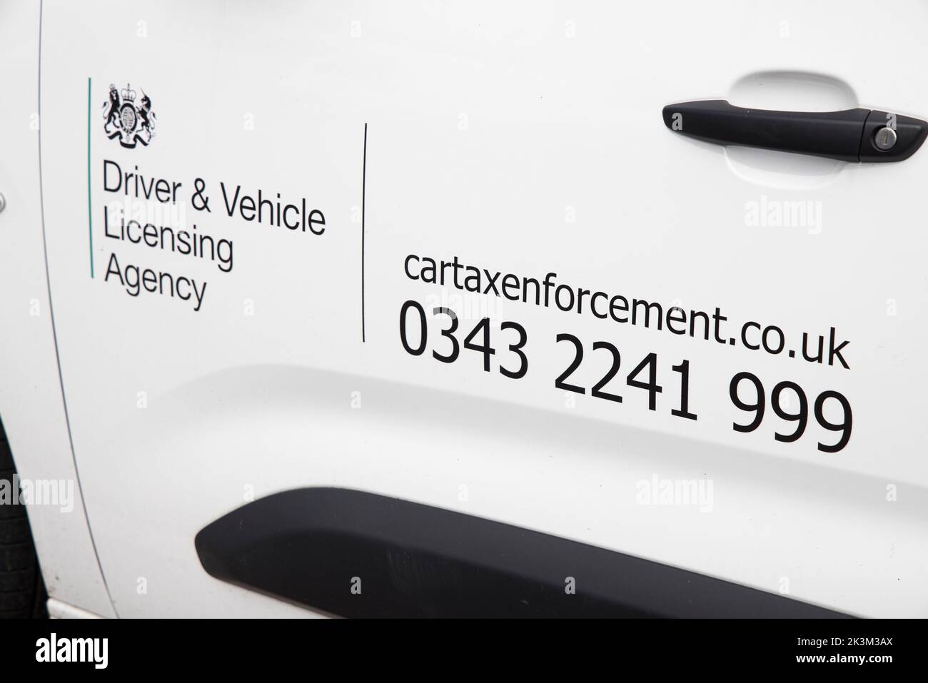 Sign-on Fahrer und Fahrzeug Licensing Agency Enforcement van, Wales, UK Stockfoto