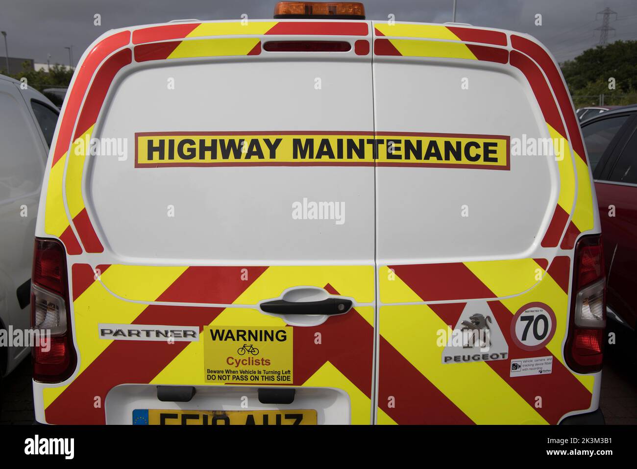 Schilder auf der Rückseite des Highway Maintenance Vehicle mit Warnung an Radfahrer, Wales, Großbritannien Stockfoto