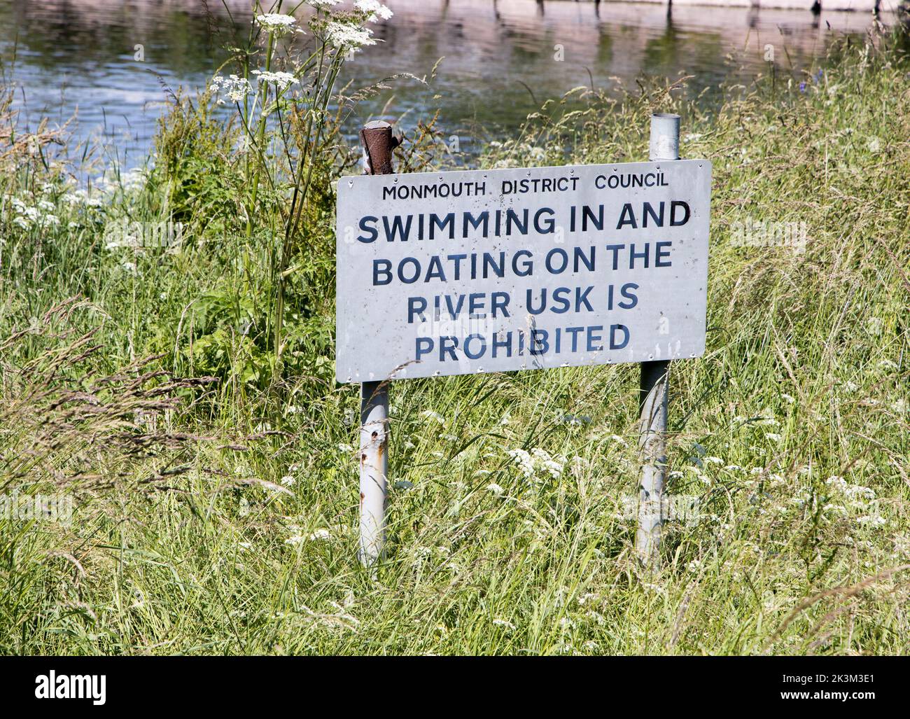 Warnschild, das wildes Schwimmen und Bootfahren im Fluss Usk in Abergavenny, Wales, Großbritannien, untersagt Stockfoto