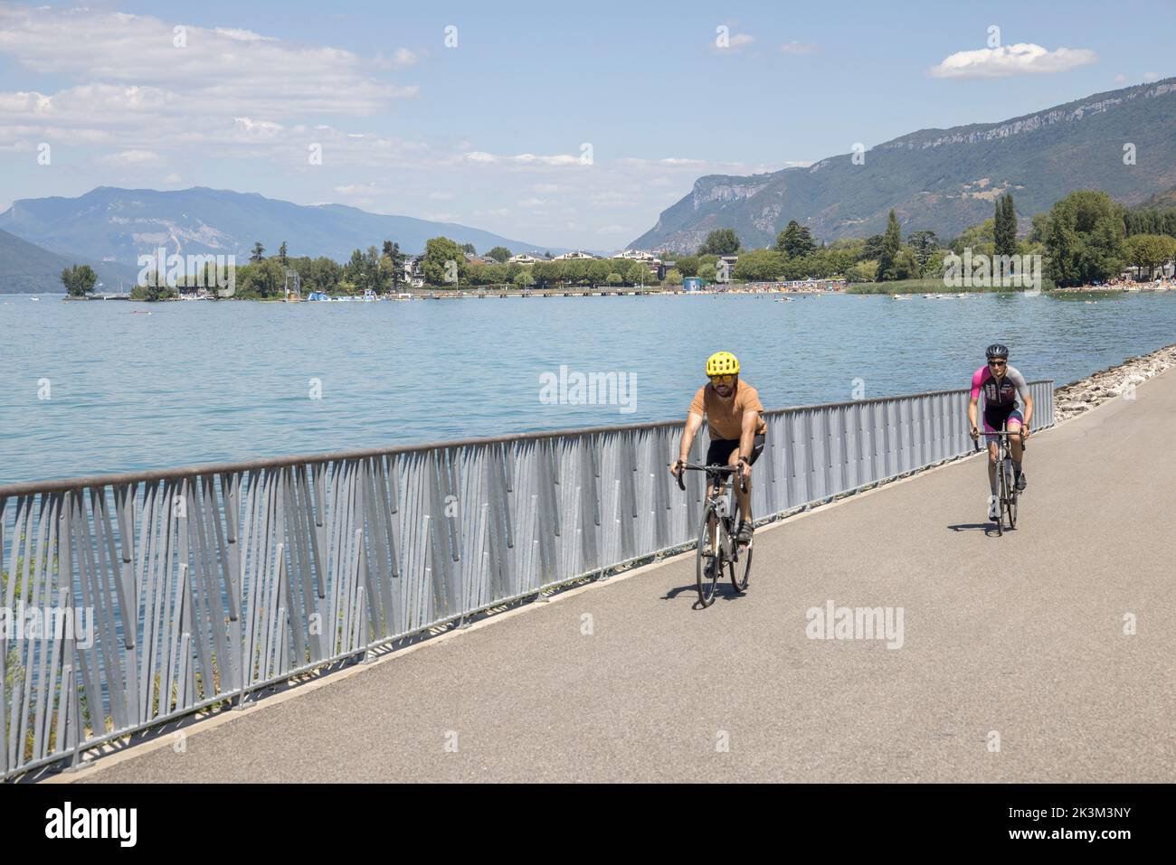 Radfahren rund um den Lac du Bourget, Aix-les-Bains, Savoie, Frankreich Stockfoto