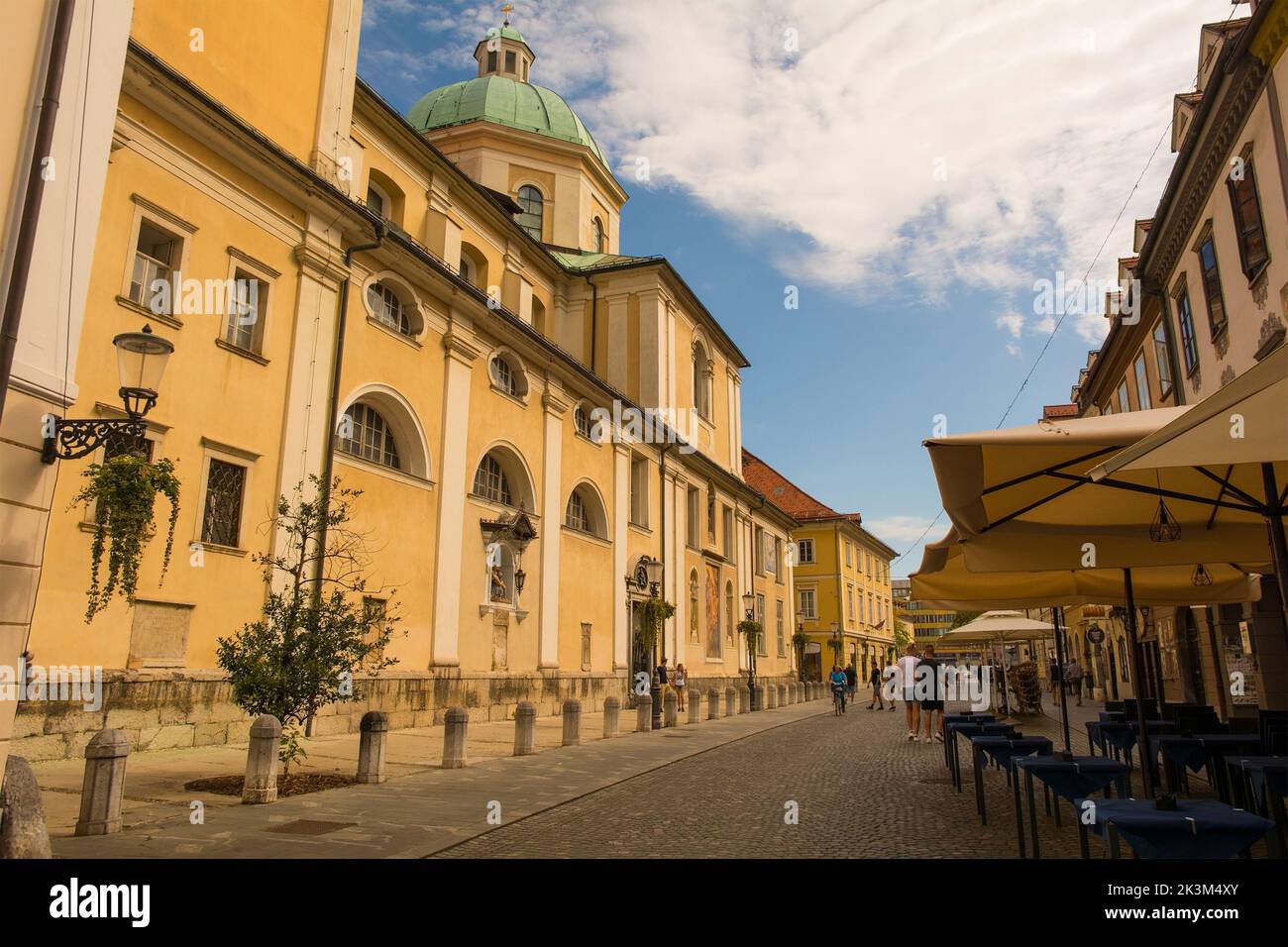 Ljubljana, Slowenien - September 3. 2022. Die Kathedrale von Ljubljana, auch bekannt als St. Nikolaus-Kirche, in Ciril-Metodov Trg Stockfoto